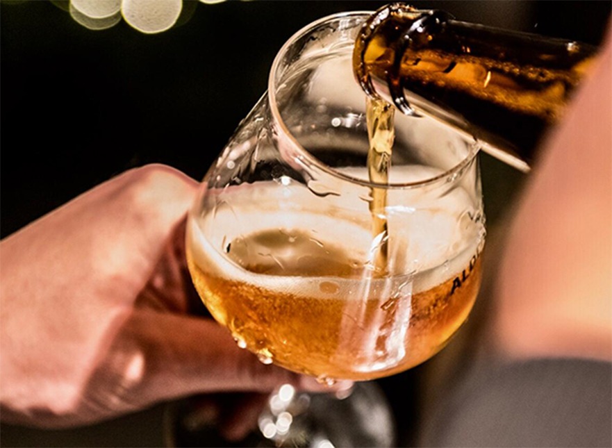 Alderbastend bier fles en glas