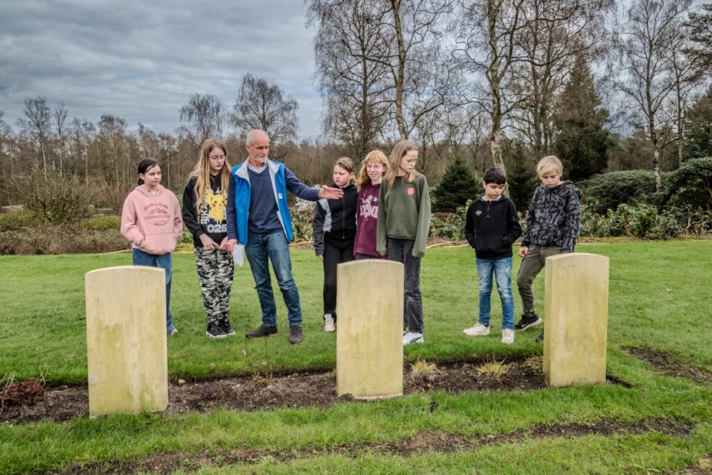 Bezoek Canadese Begraafplaats 2024 (Herdenking Colmschate Bevrijd) (12)