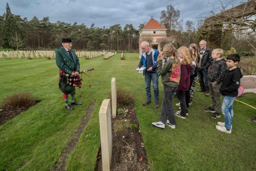 Bezoek Canadese Begraafplaats 2024 (Herdenking Colmschate Bevrijd) (16)