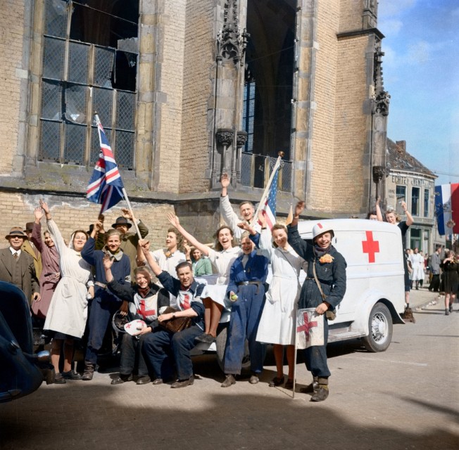 Persfoto - Deventenaren vieren bevrijding op Grote Kerkhof in april 1945 (Nationaal Archief)